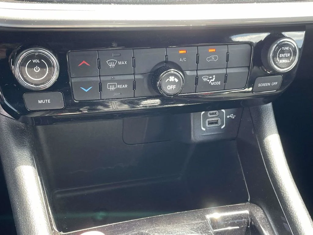 Used 2024 White Jeep Latitude image 14