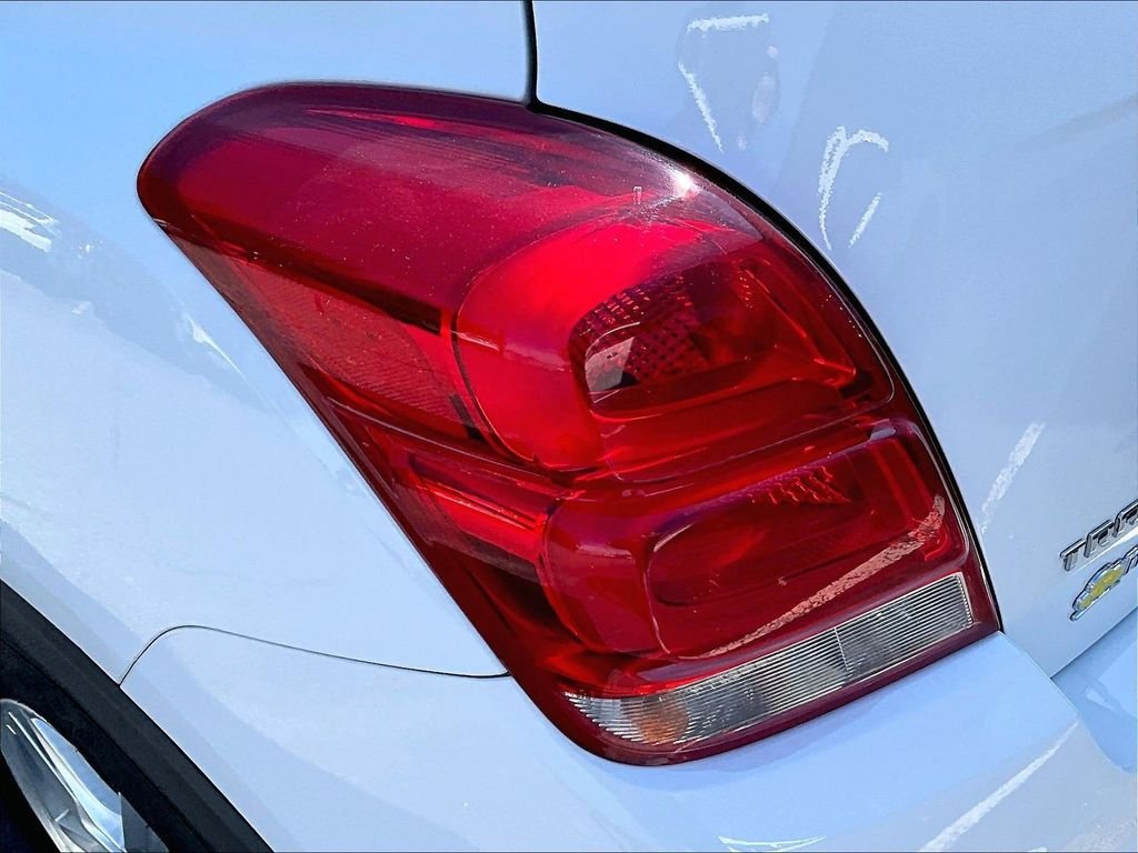 Used 2018 White Chevrolet LT image 31