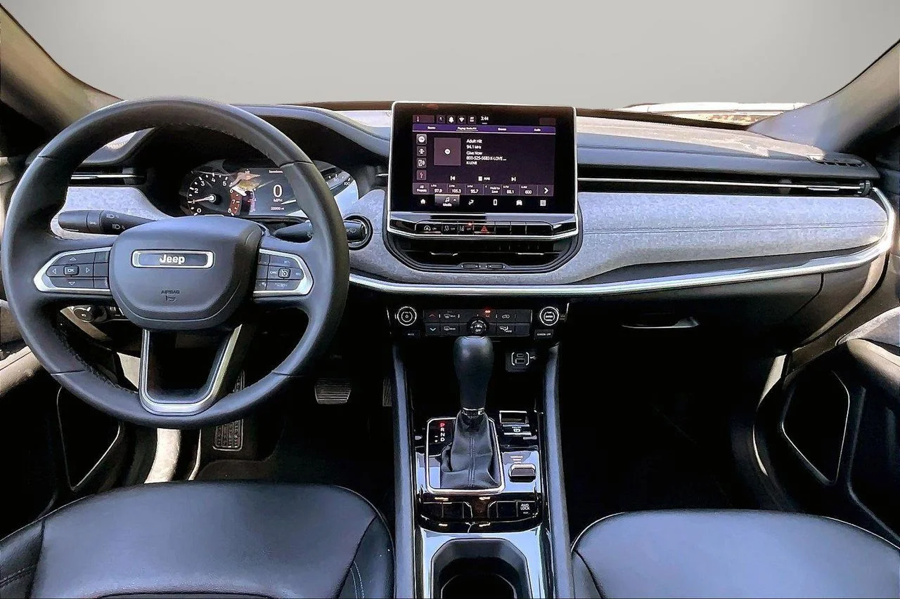 Used 2024 White/off-white Jeep Latitude image 14