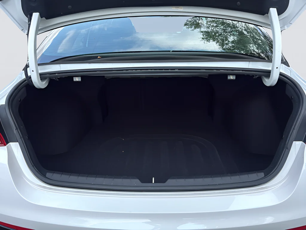 Used 2022 White Kia LXS image 31