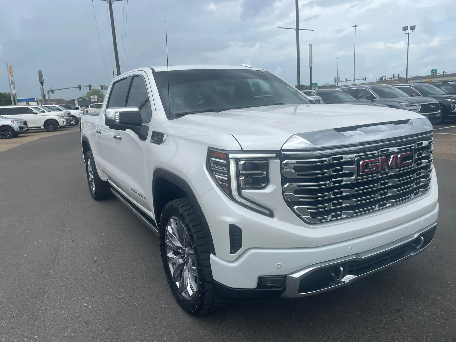 2023 GMC Sierra 4WD Crew Cab Short Box Denali's photo