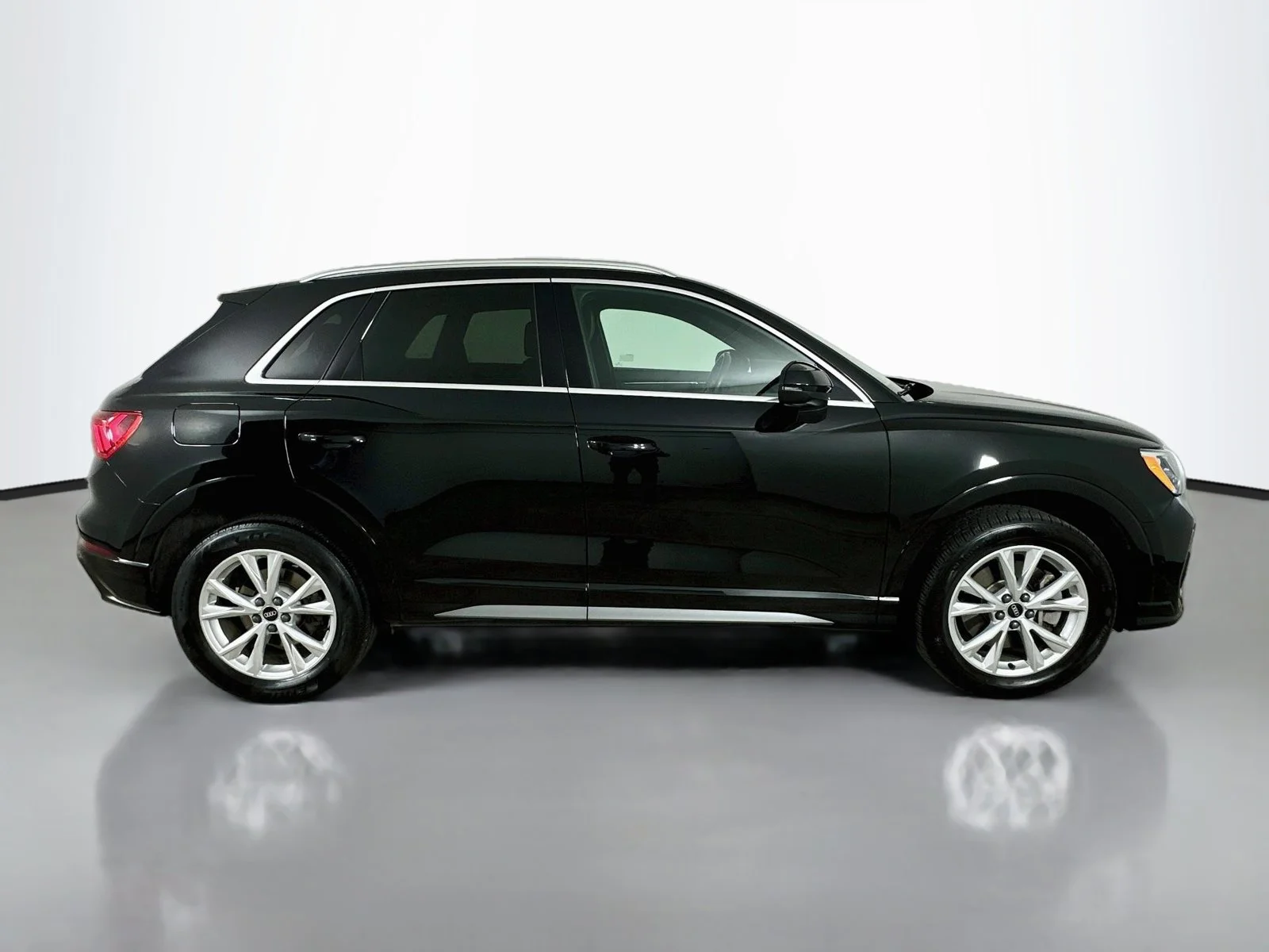 Used 2022 Black Audi  image 4