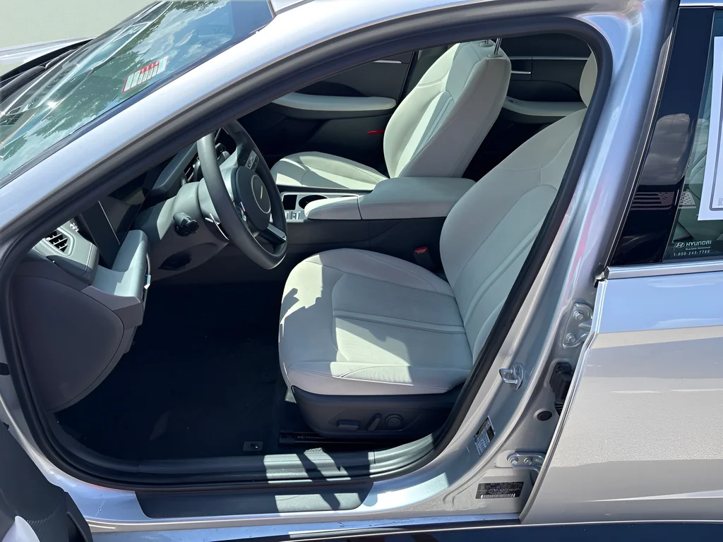 Used 2025 Silver Hyundai SEL image 9
