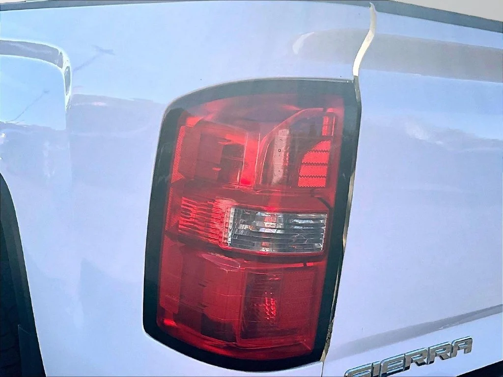 Used 2015 White GMC Denali image 27