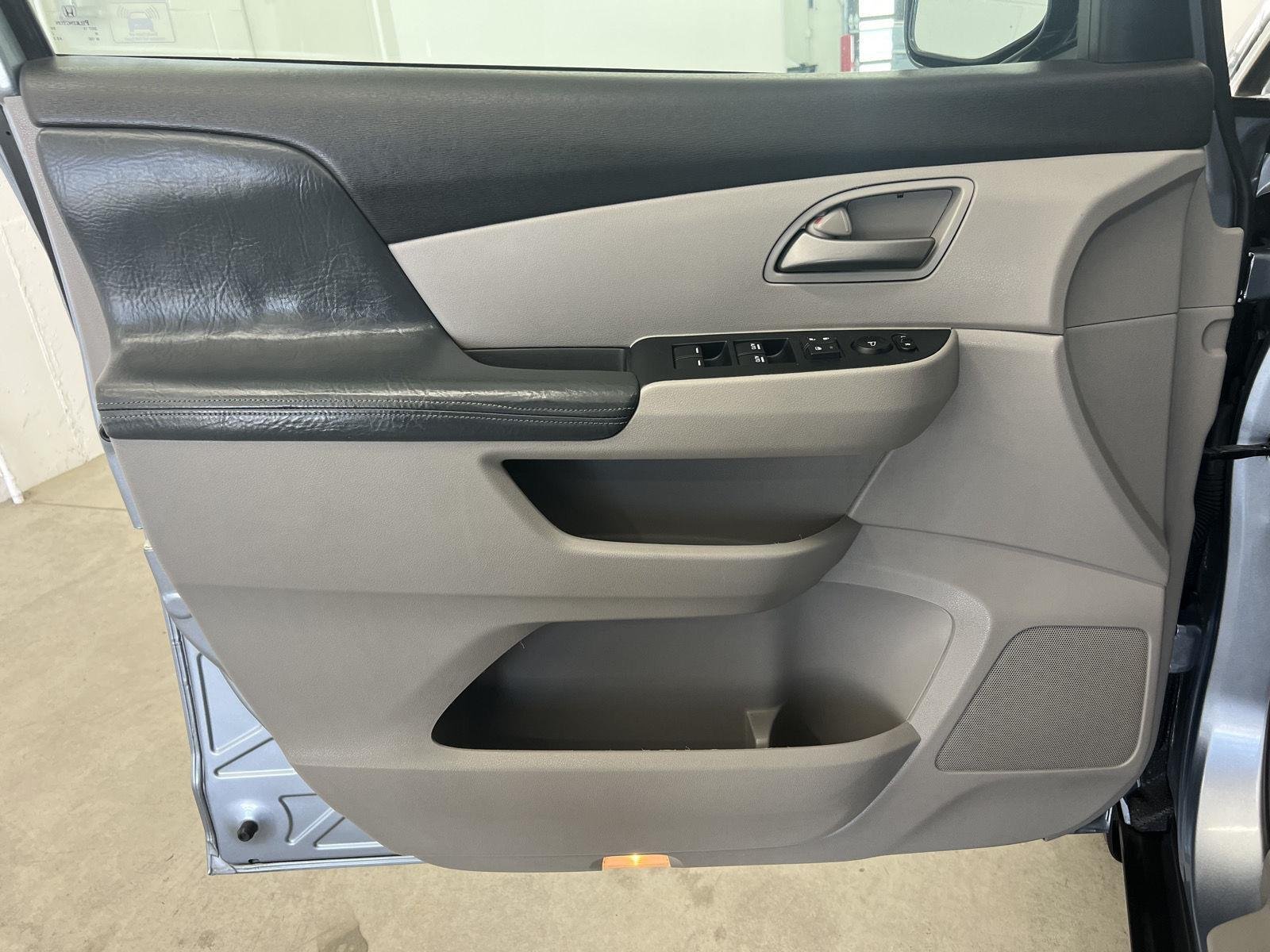 Used 2011 Alabaster Silver Metallic Honda EX-L image 11