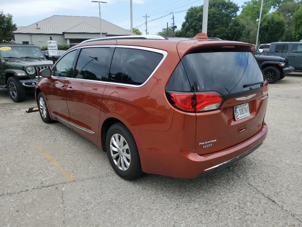 Used 2018 Copper Pearlcoat Chrysler Touring L Plus image 3