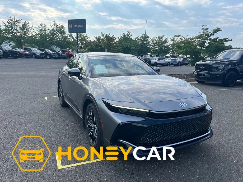 Used 2023  Toyota XLE image 1