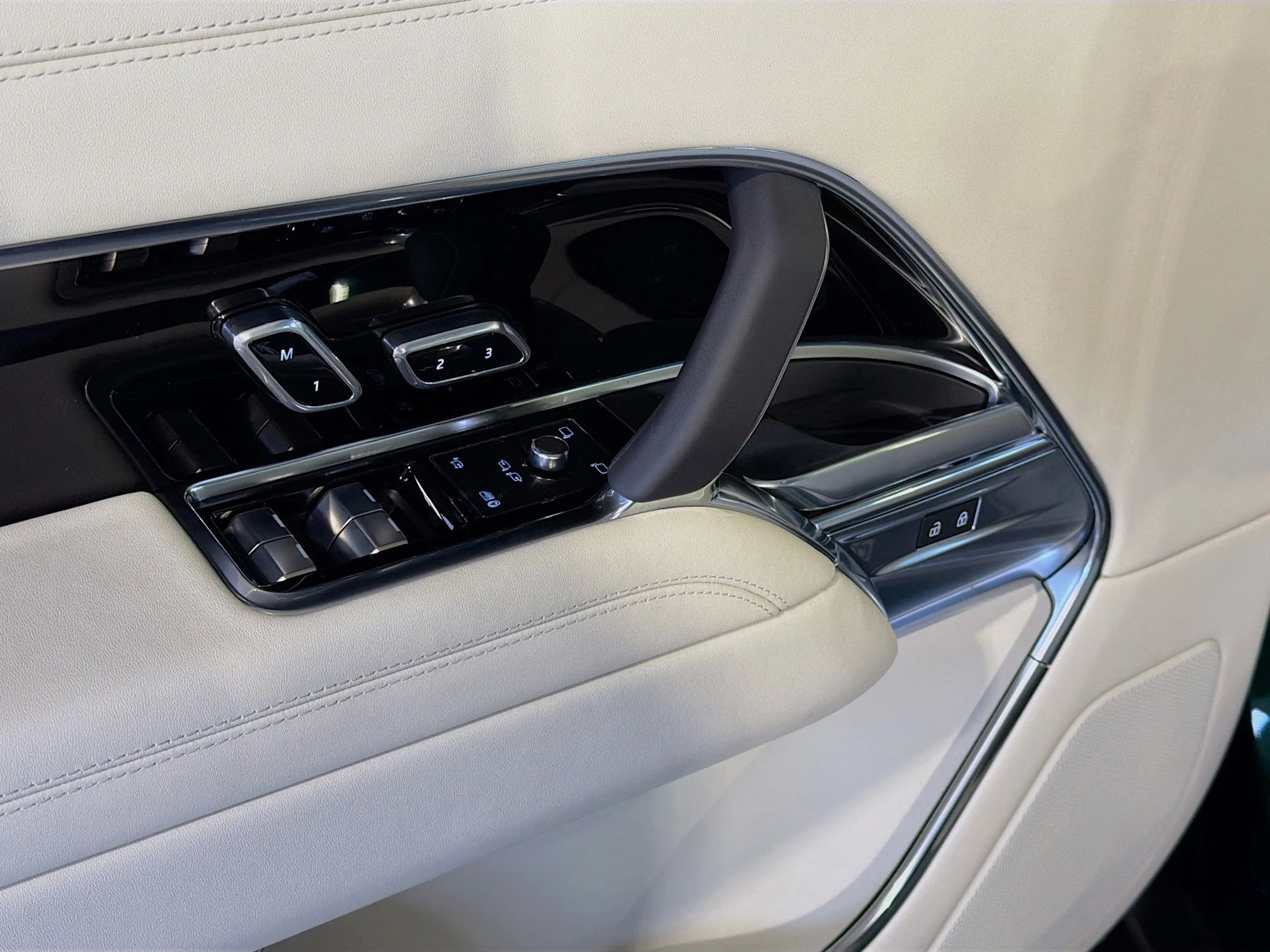 New 2026 British Racing Green LAND ROVER SE LWB 7-Seats / V8 image 22