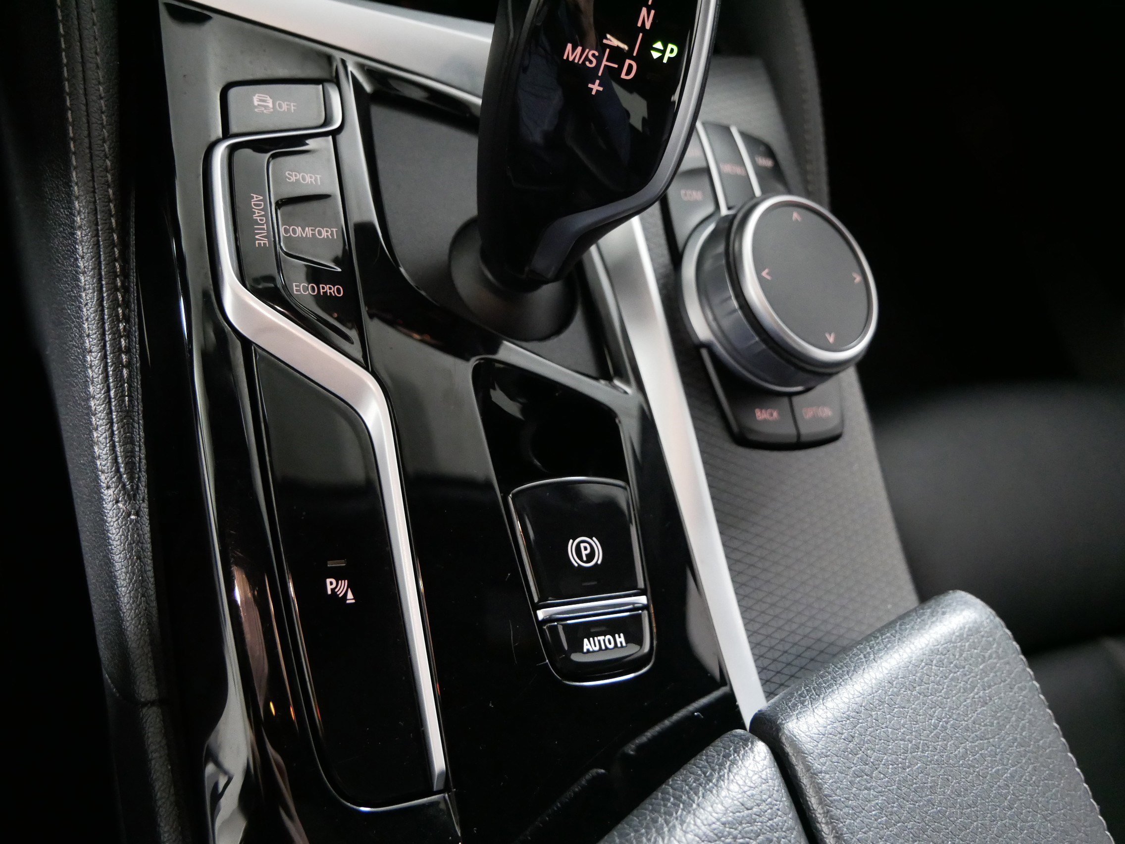 2022 BMW 5 Series M550i - Photo 29