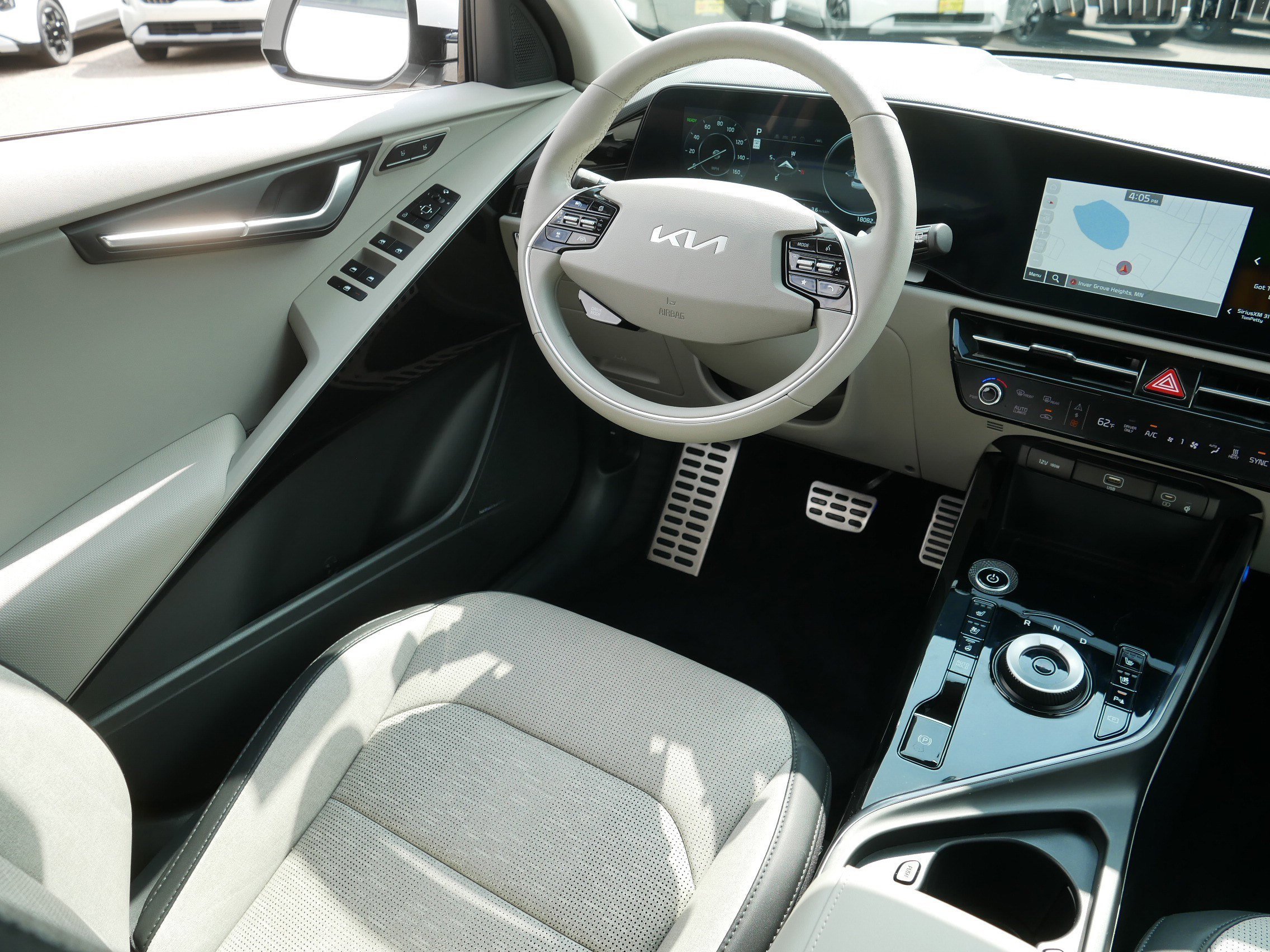 Certified Used 2024 Snow White Pearl Kia Wave image 9