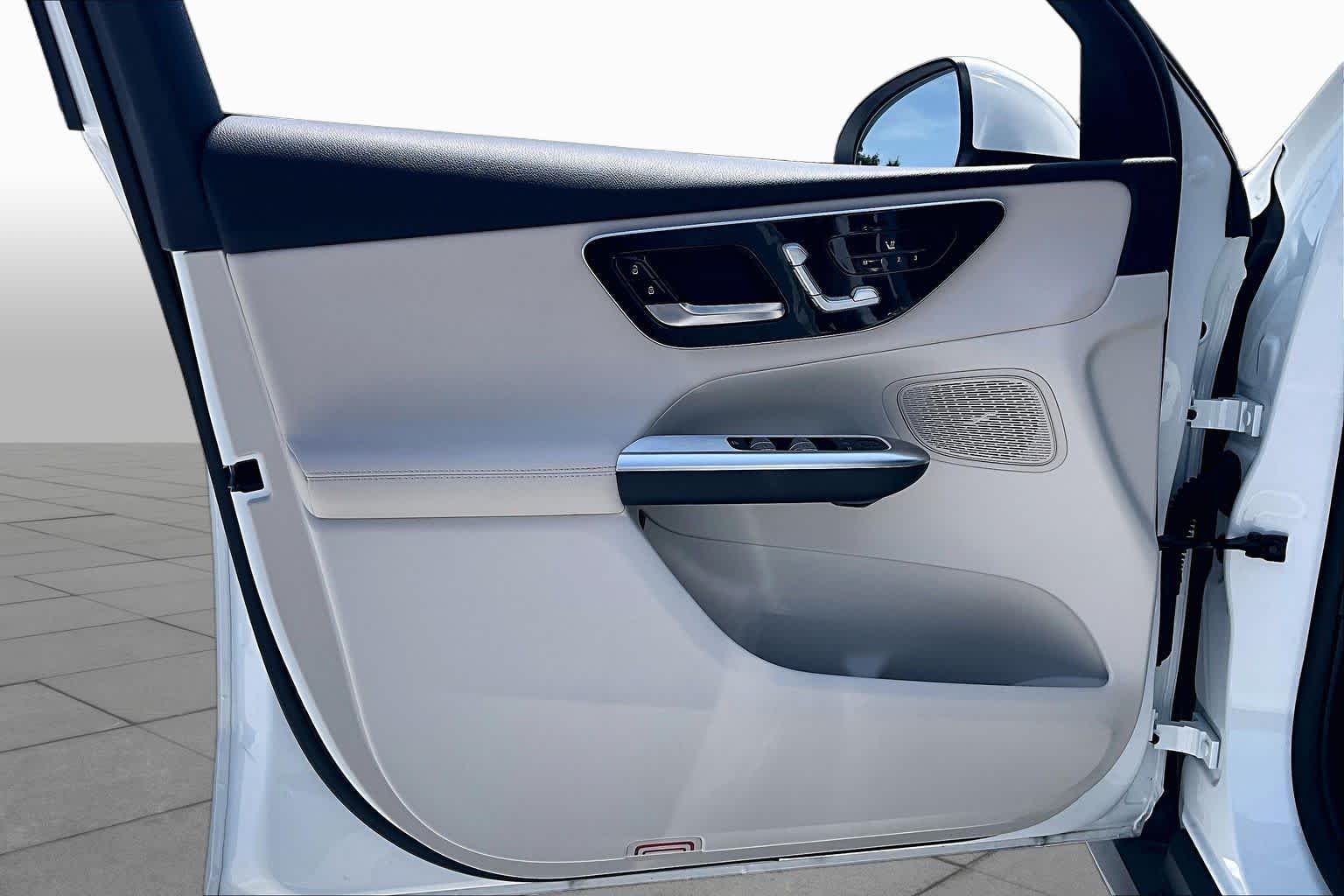Used 2025 Polar White Mercedes-Benz GLC 300 image 43