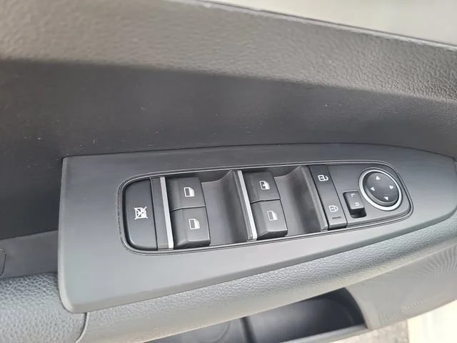 Used 2023 Whiye Kia LXS image 19