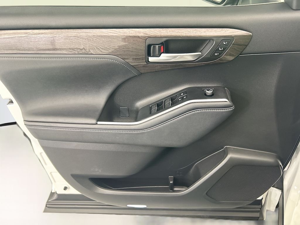 Used 2023 Pearl Toyota Platinum image 22