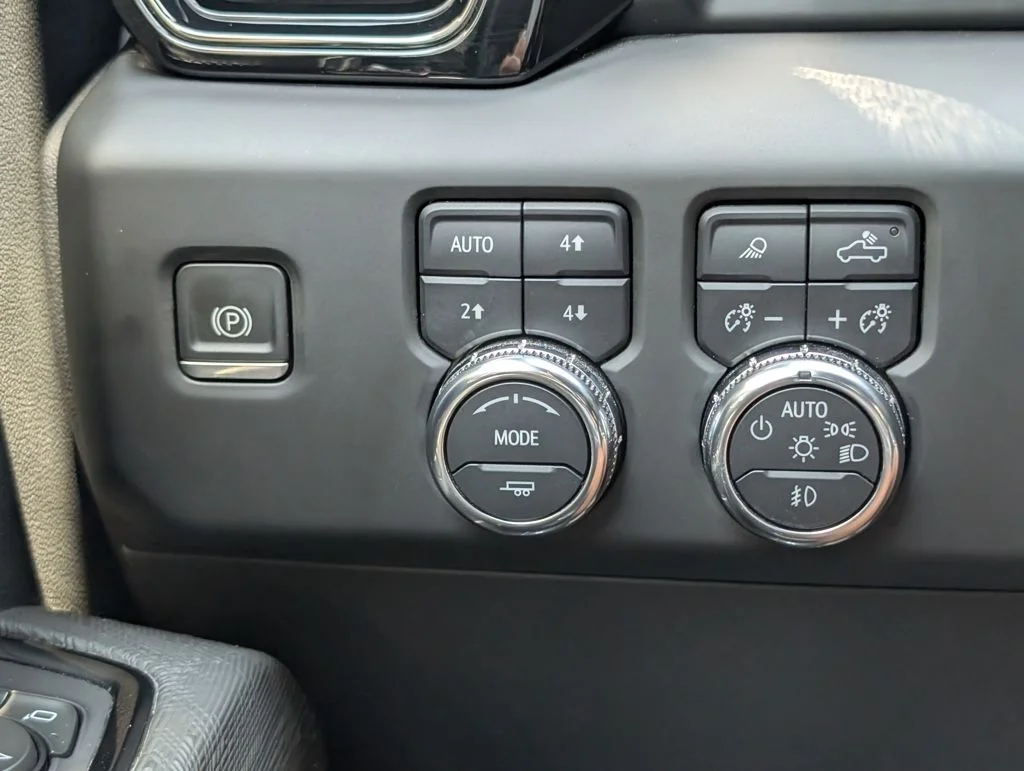Used 2023 White GMC AT4X image 27