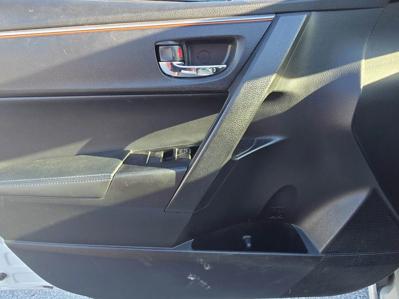 Used 2016 White Toyota L image 8