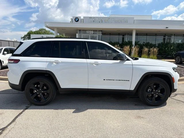Used 2022 White Jeep Altitude image 3