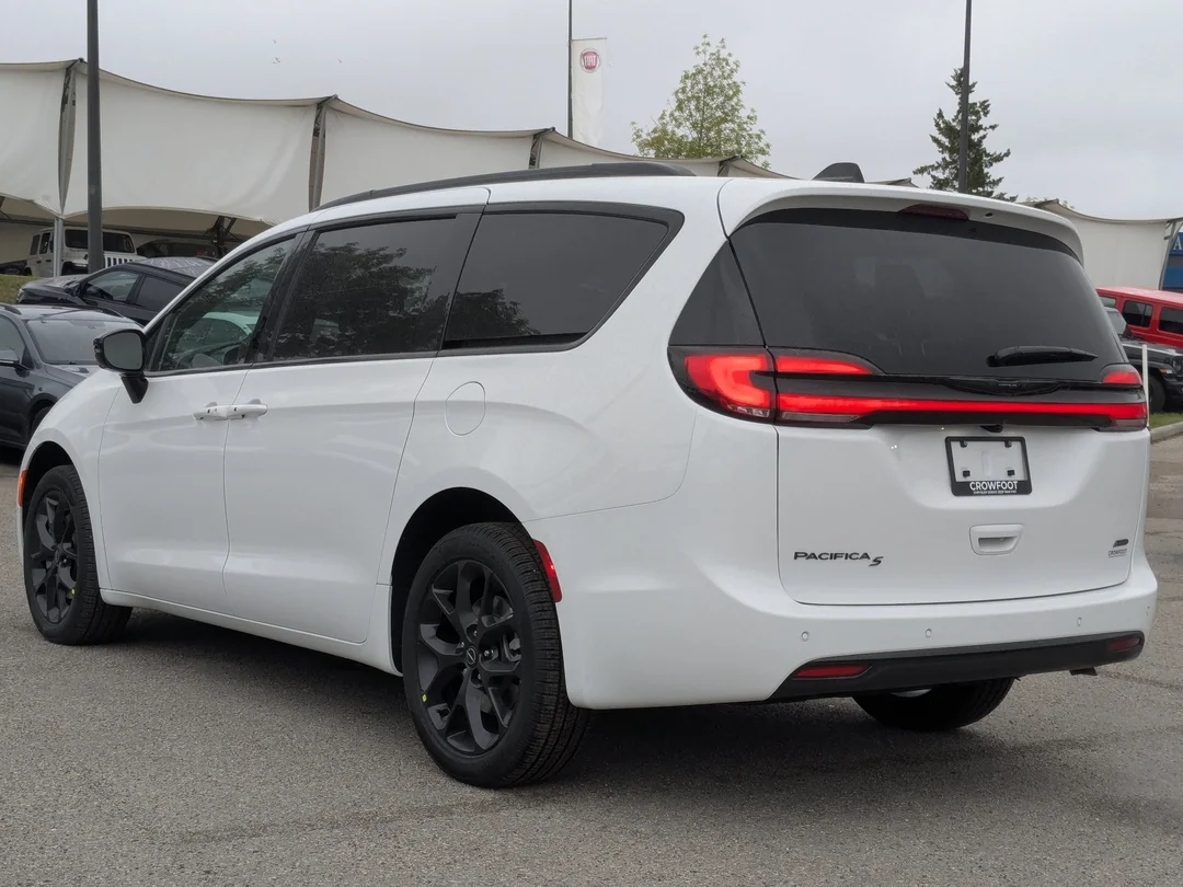 New 2026 White Chrysler Select - - AWD - 3.6L Pentastar V6 - Adaptive Cruise Control - Blind Spot Monitor & More! image 6