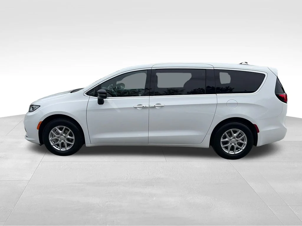 Used 2026 White Chrysler Select image 3