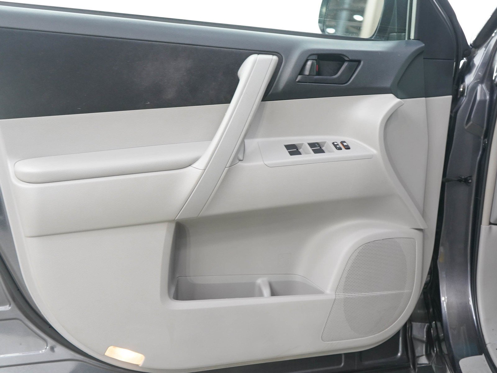 Used 2008 Magnetic Gray Metallic Toyota Base image 18
