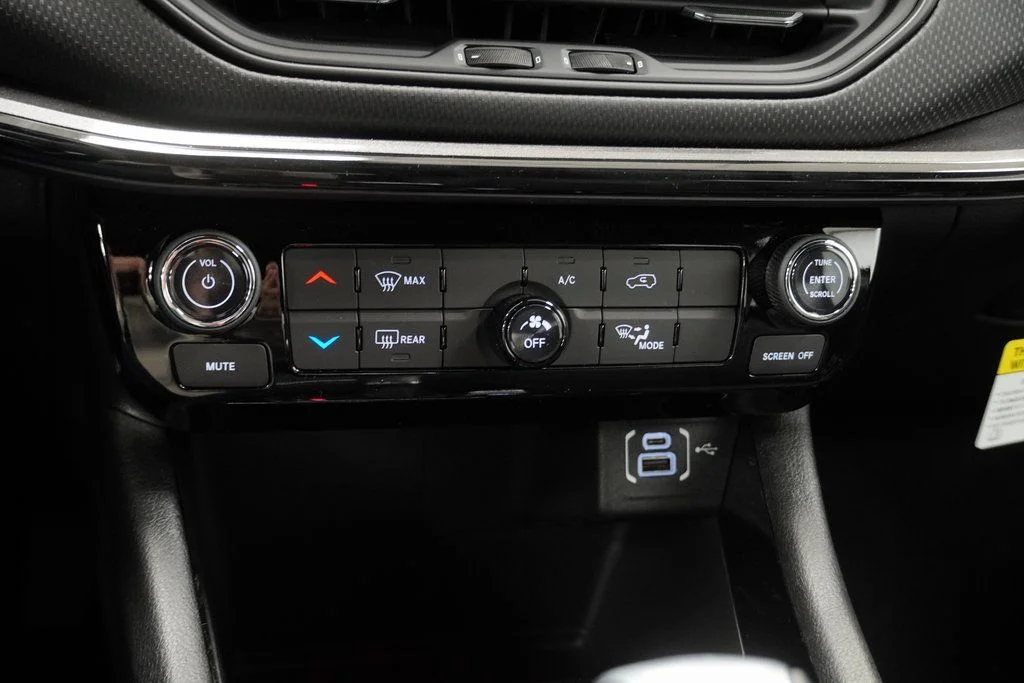 New 2026 Diamond Black Crystal Pearlcoat Jeep Latitude image 23