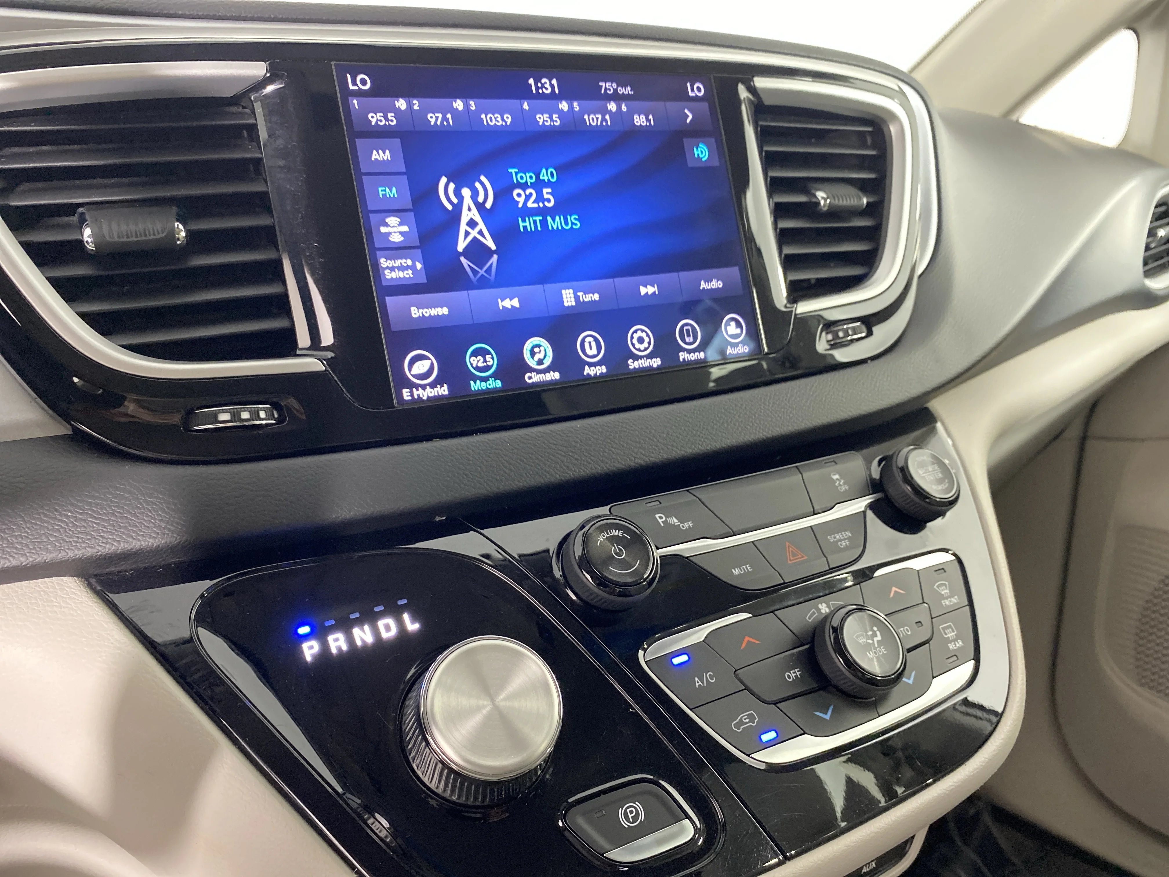 Used 2018 Bright White Clearcoat Chrysler Hybrid Touring Plus image 27