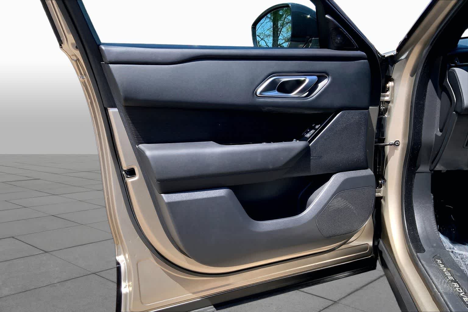 Used 2026 Batumi Gold Premium Metallic Land Rover Dynamic SE image 21