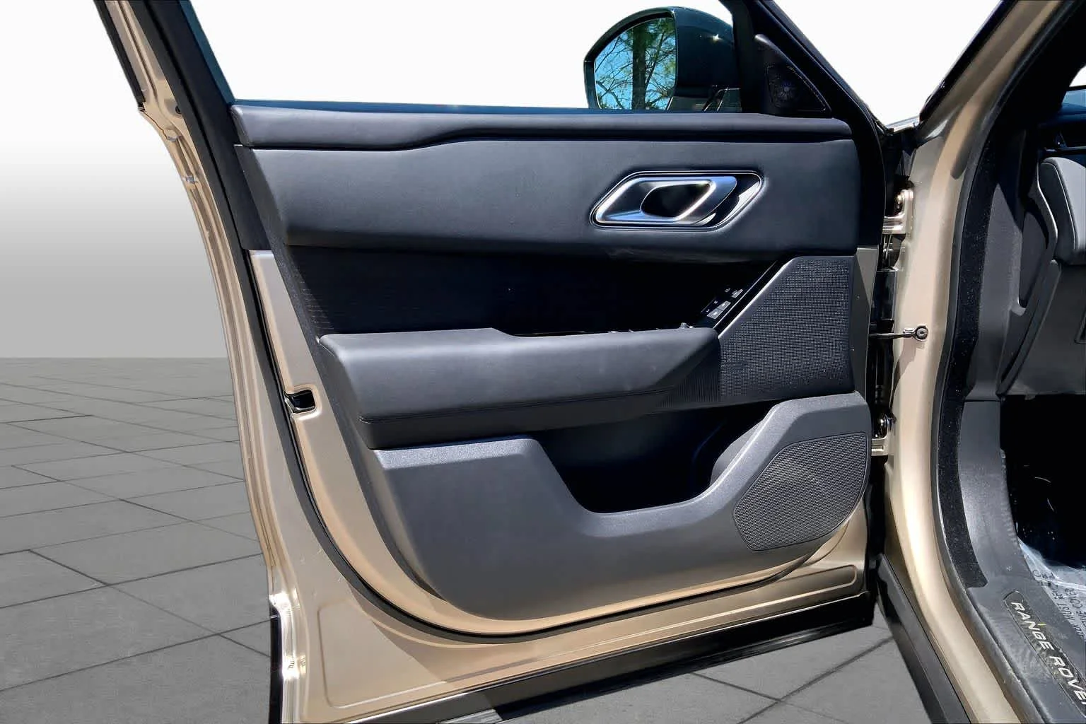 Used 2026 Batumi Gold Premium Metallic Land Rover Dynamic SE image 21