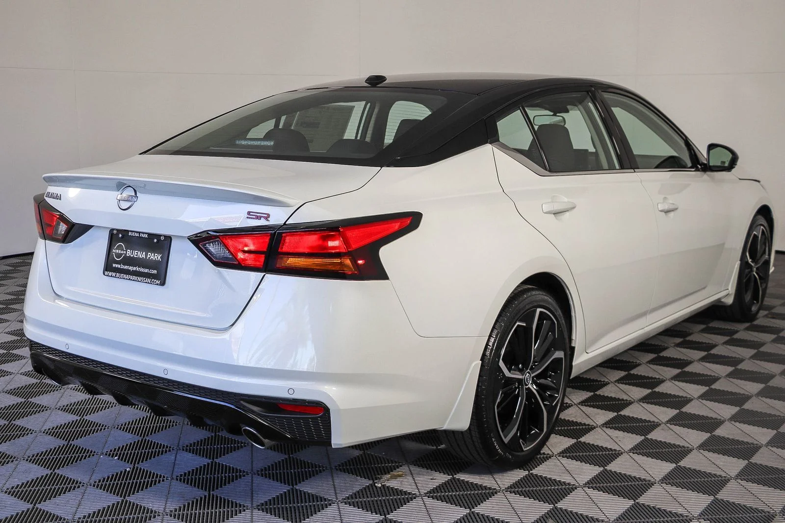 New 2026 Pearl White TriCoat / Super Black Two-tone Nissan SR image 8
