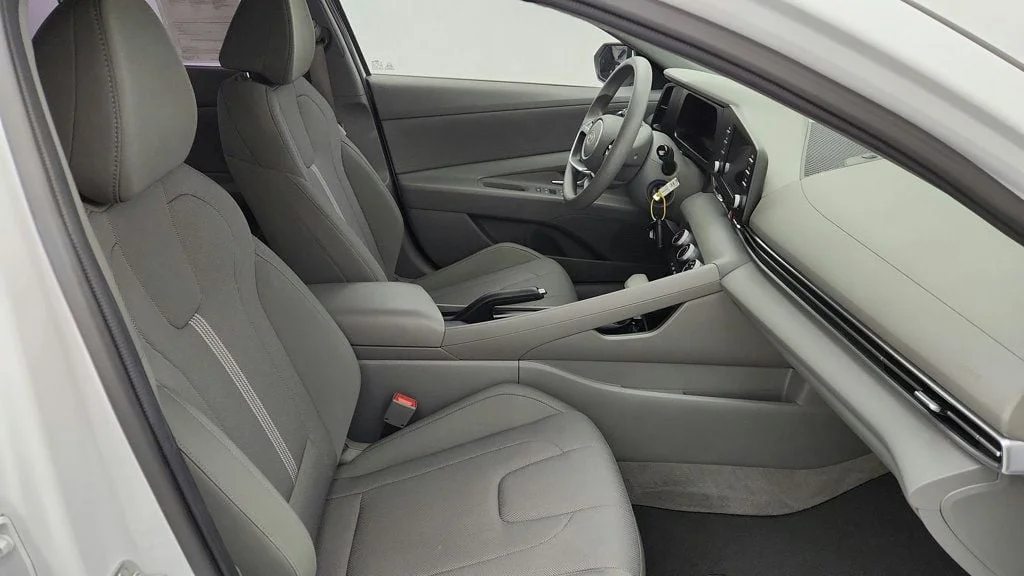 Used 2024 Serenity White Hyundai SE IVT image 22