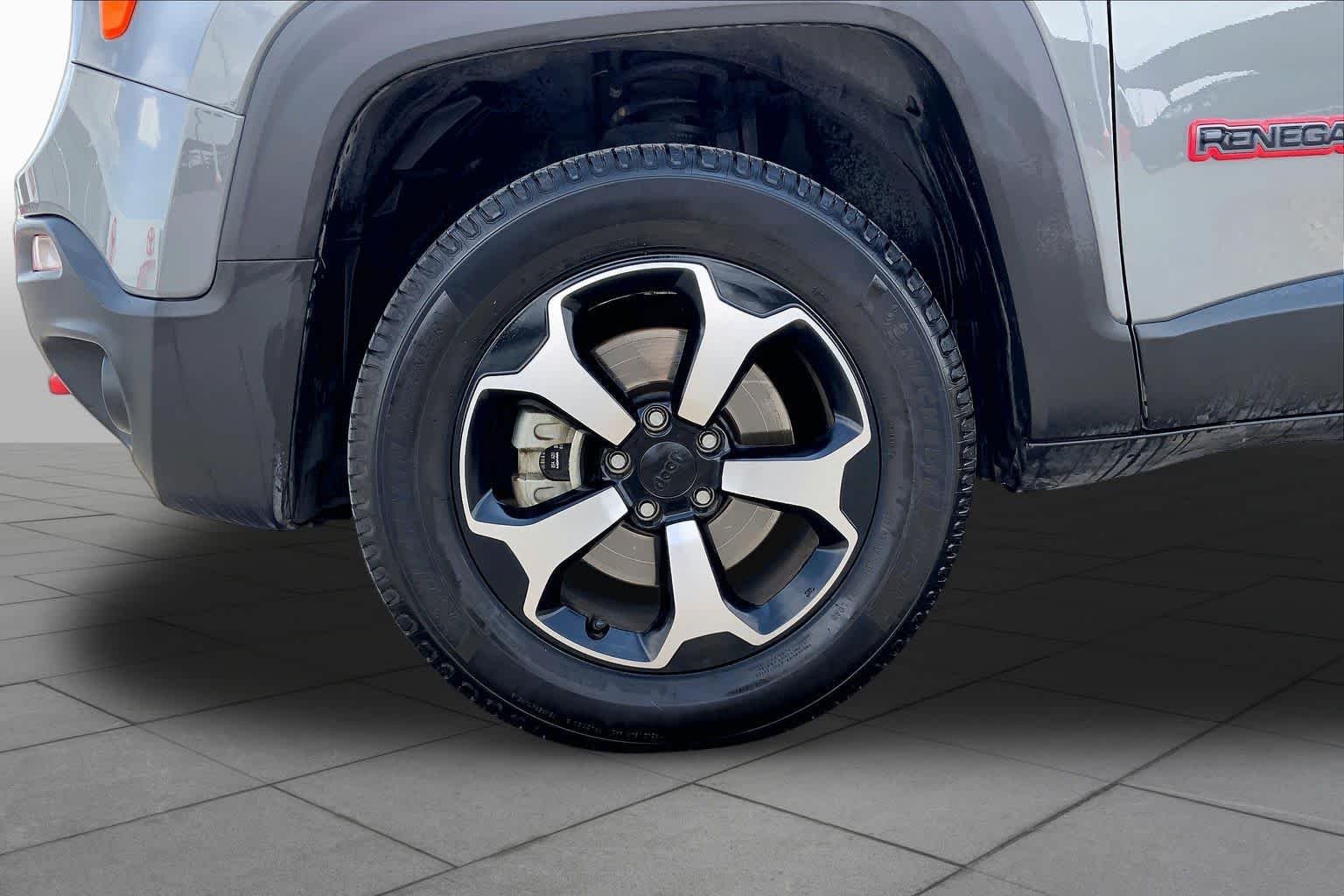 Used 2020 Sting-Gray Clearcoat Jeep Trailhawk image 11