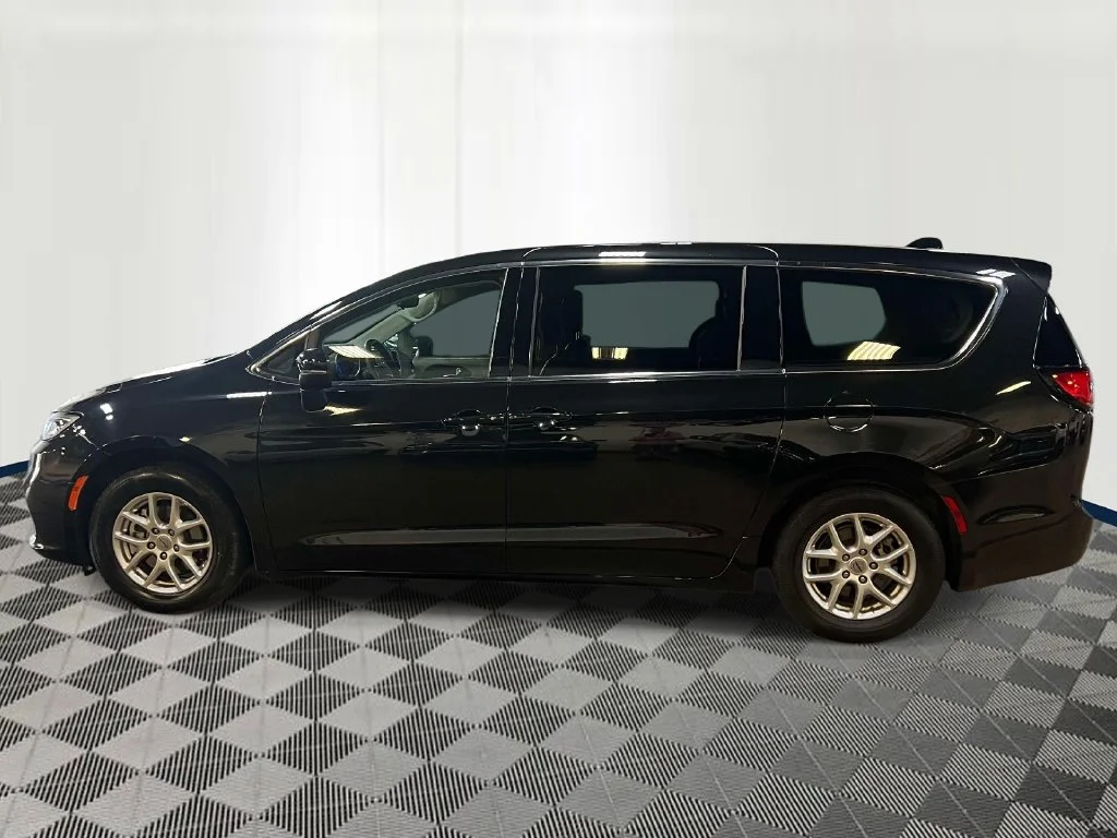 Used 2023 Black Chrysler Touring L image 2