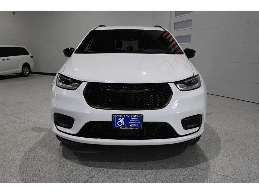 2024 Chrysler Pacifica Touring L - Photo 4