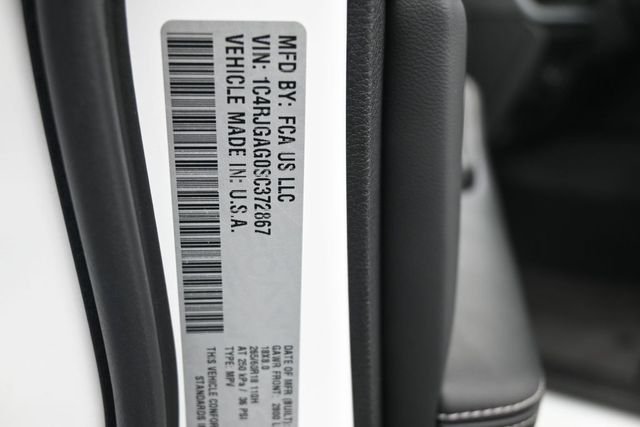 Used 2025 White/off-white Jeep Laredo image 18