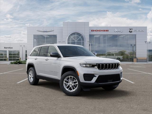 New 2026 Bright White Clear-Coat Exterior Paint Jeep Laredo 4x4 image 31