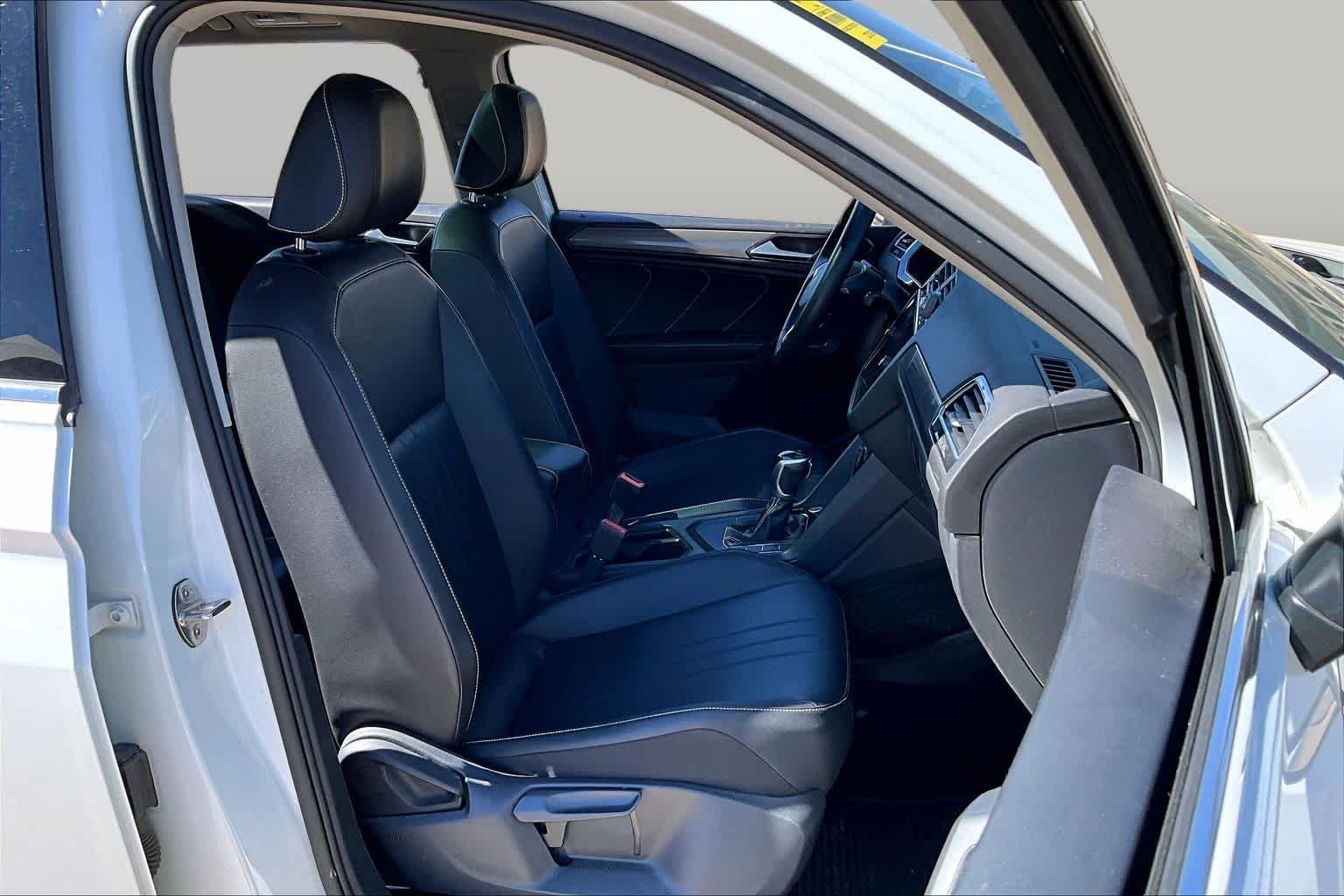 Used 2022 Pure White Volkswagen SE image 9