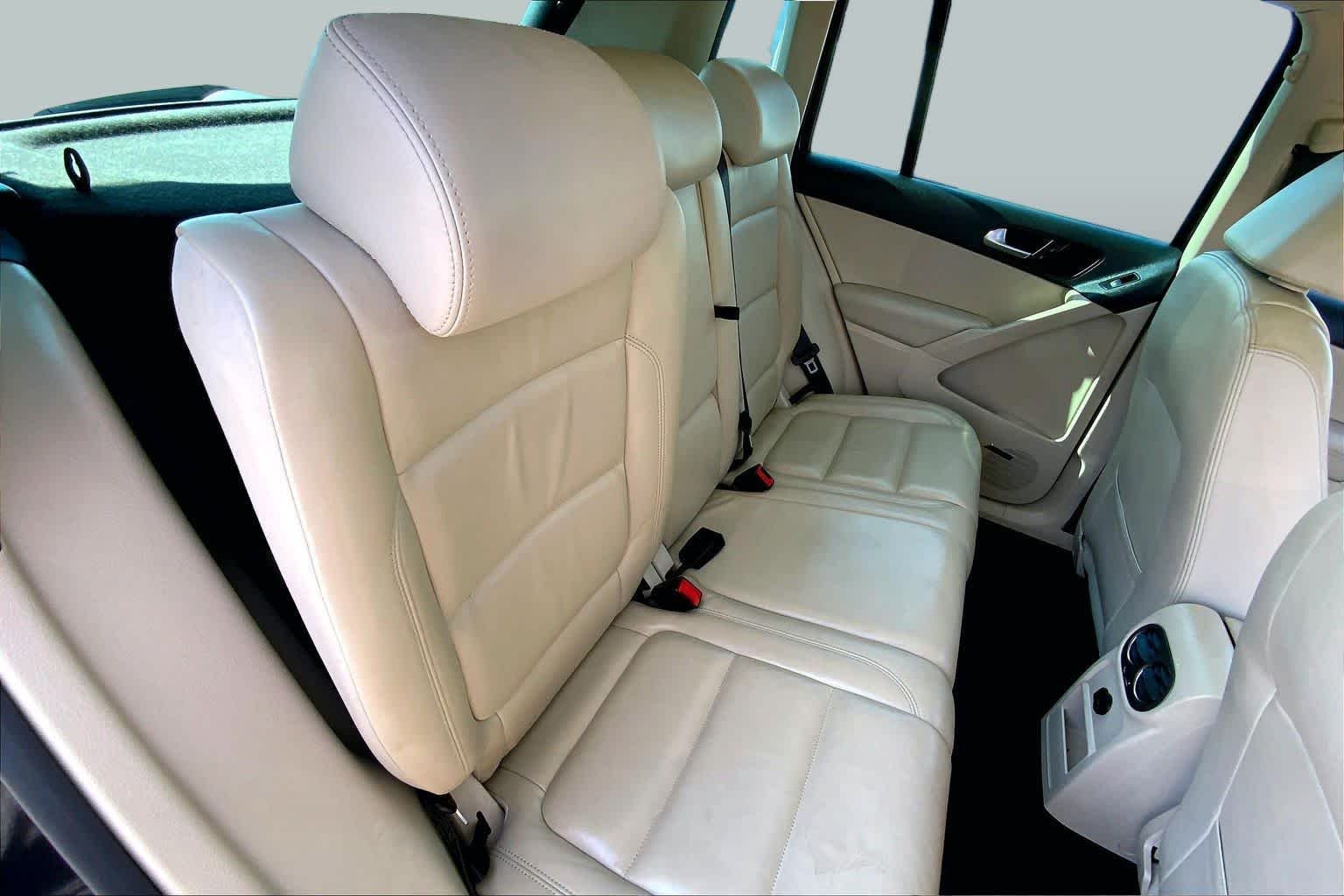 Used 2010  Volkswagen SE image 17