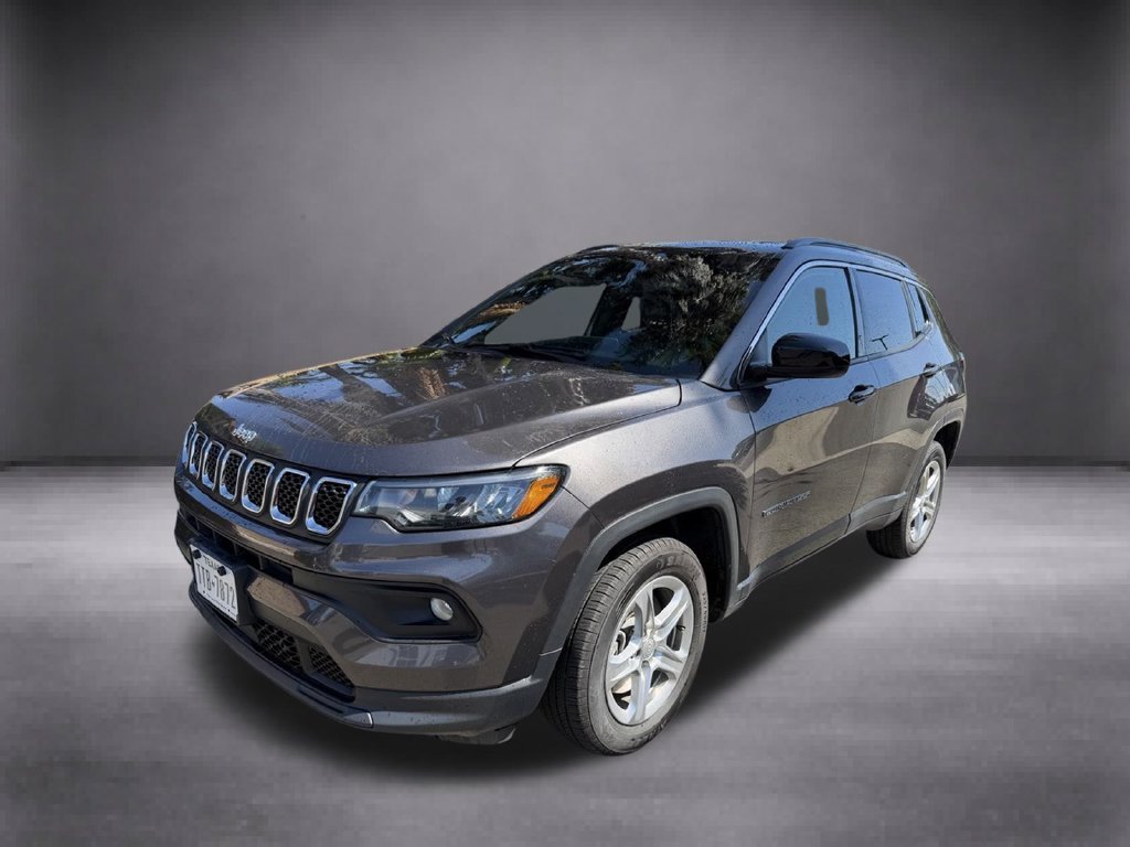 Used 2024  Jeep Latitude image 6