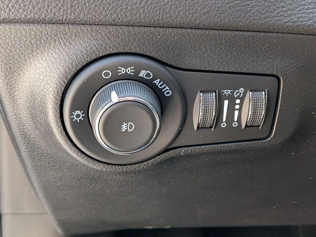Used 2021 Blue Jeep Latitude image 14