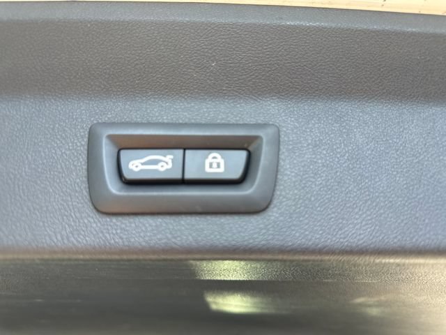 Used 2022 White BMW sDrive30i image 25
