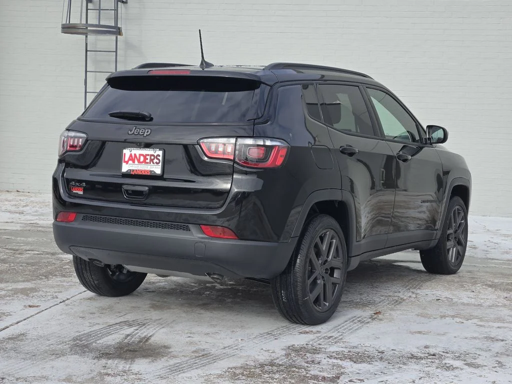 New 2026 Diamond Black Crystal Pearlcoat Jeep Latitude Altitude image 4