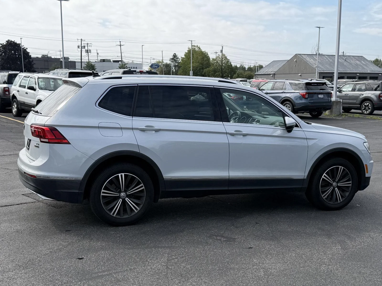 Used 2018 White Silver Metallic Volkswagen SEL image 4