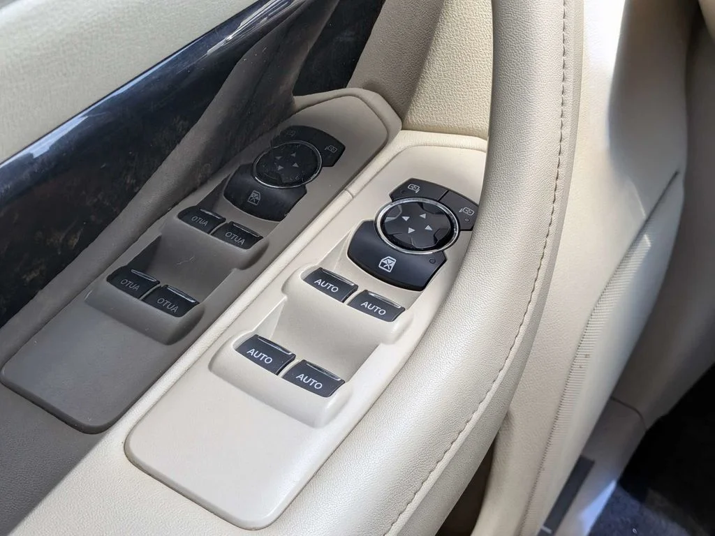 Used 2013 Beige Lincoln Base image 19