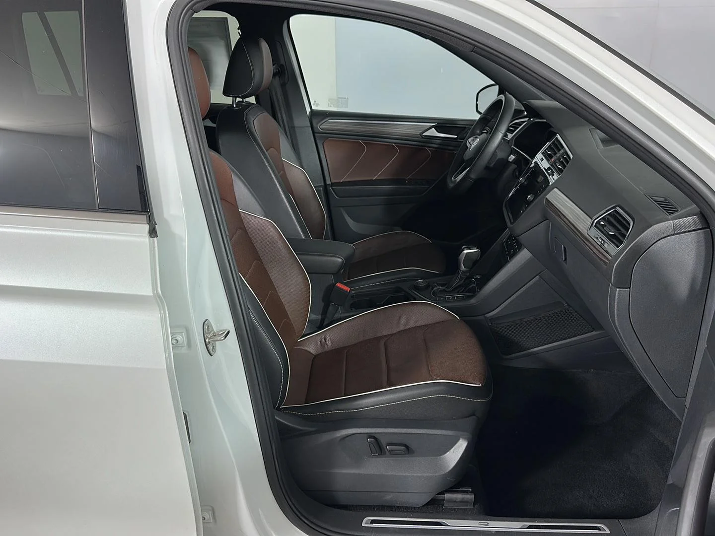 Used 2022 Oryx White Pearl Volkswagen SEL R-Line image 29