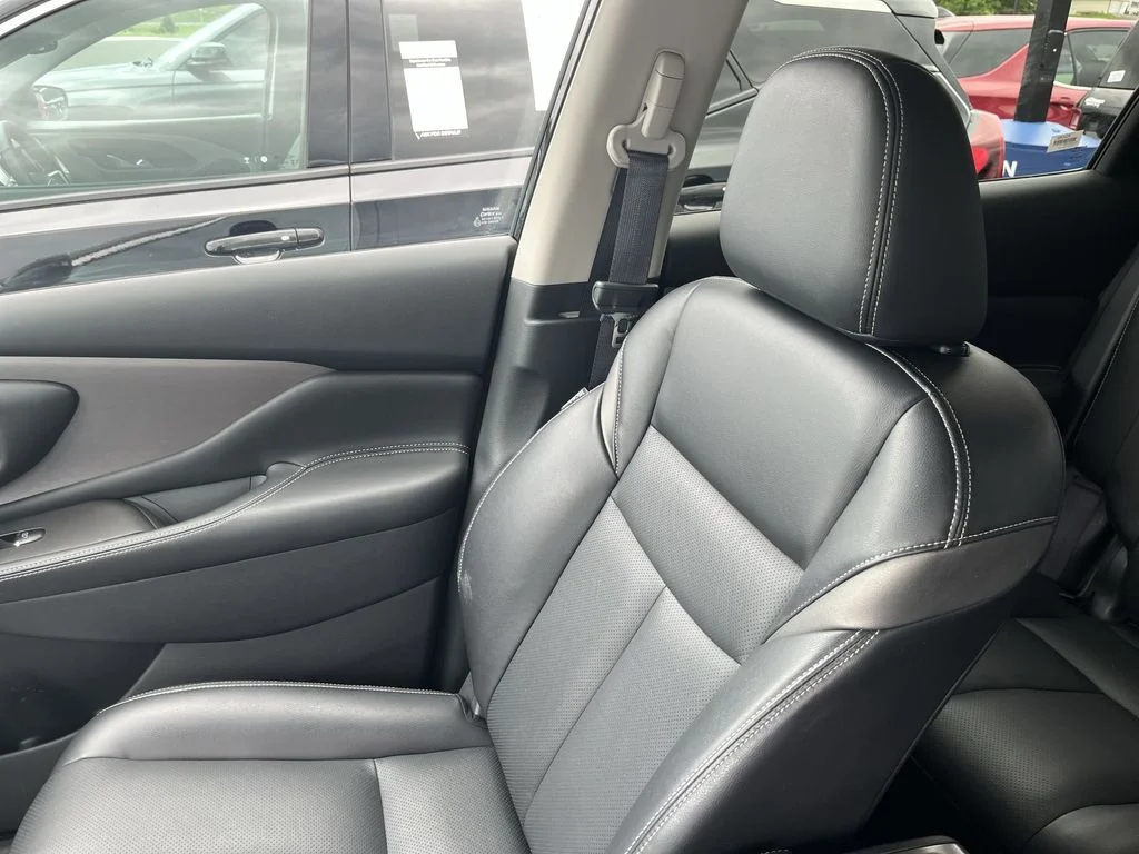 Used 2023 Black Nissan SL image 23