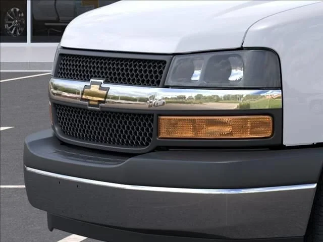 New 2026 Summit White Chevrolet WT image 13