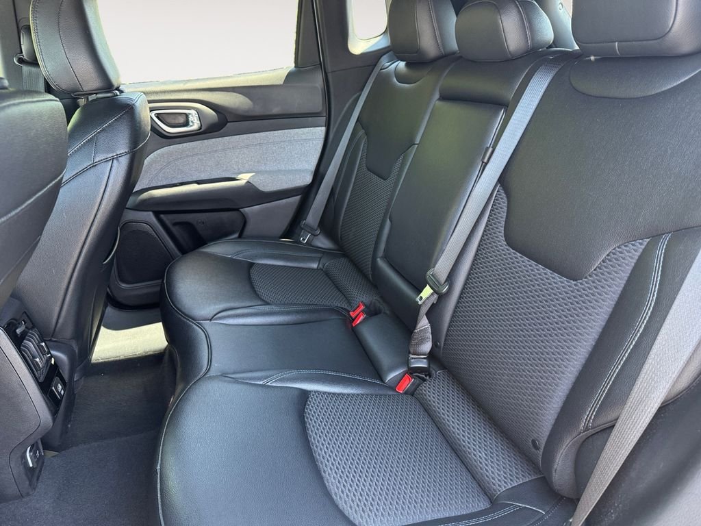 Used 2024  Jeep Latitude image 13
