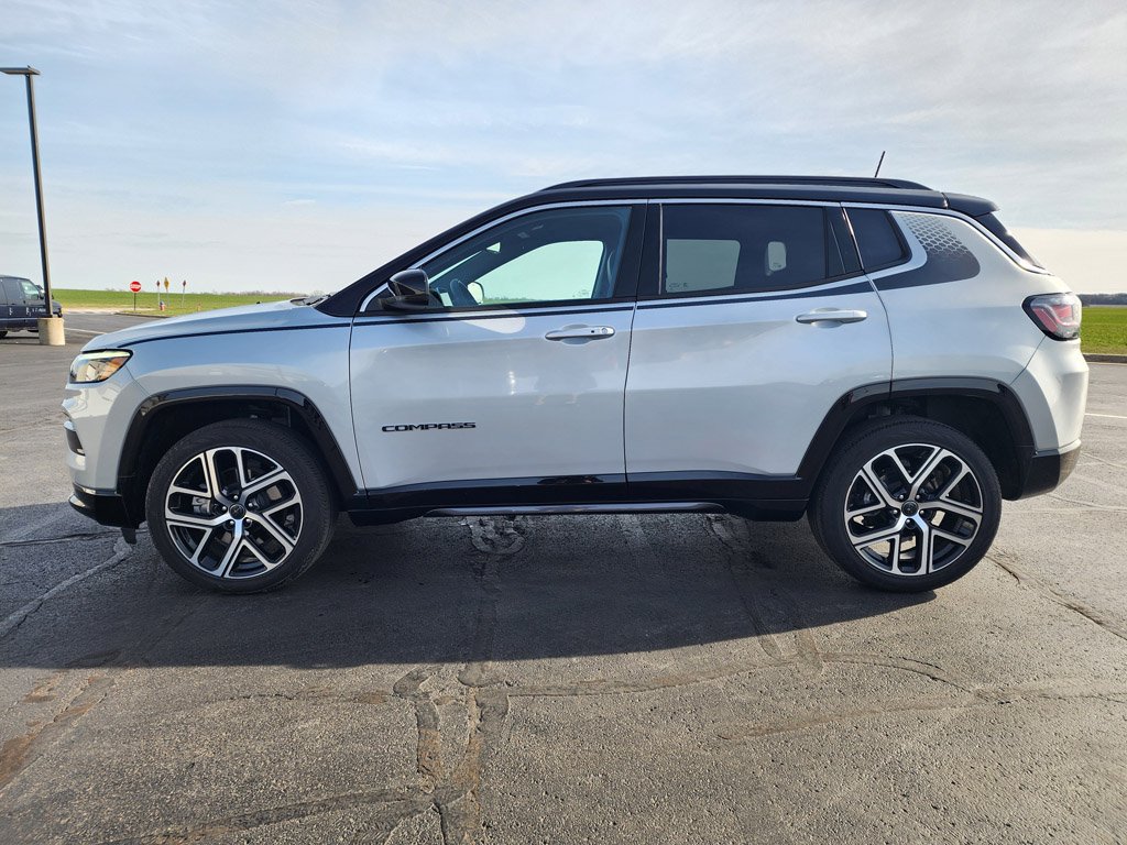 Used 2025 Silver Zynith Metallic Clearcoat Jeep Limited image 8