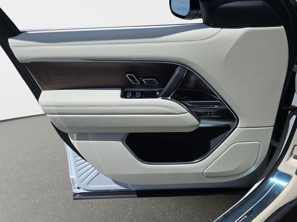 New 2026 Fuji White Land Rover SE image 29