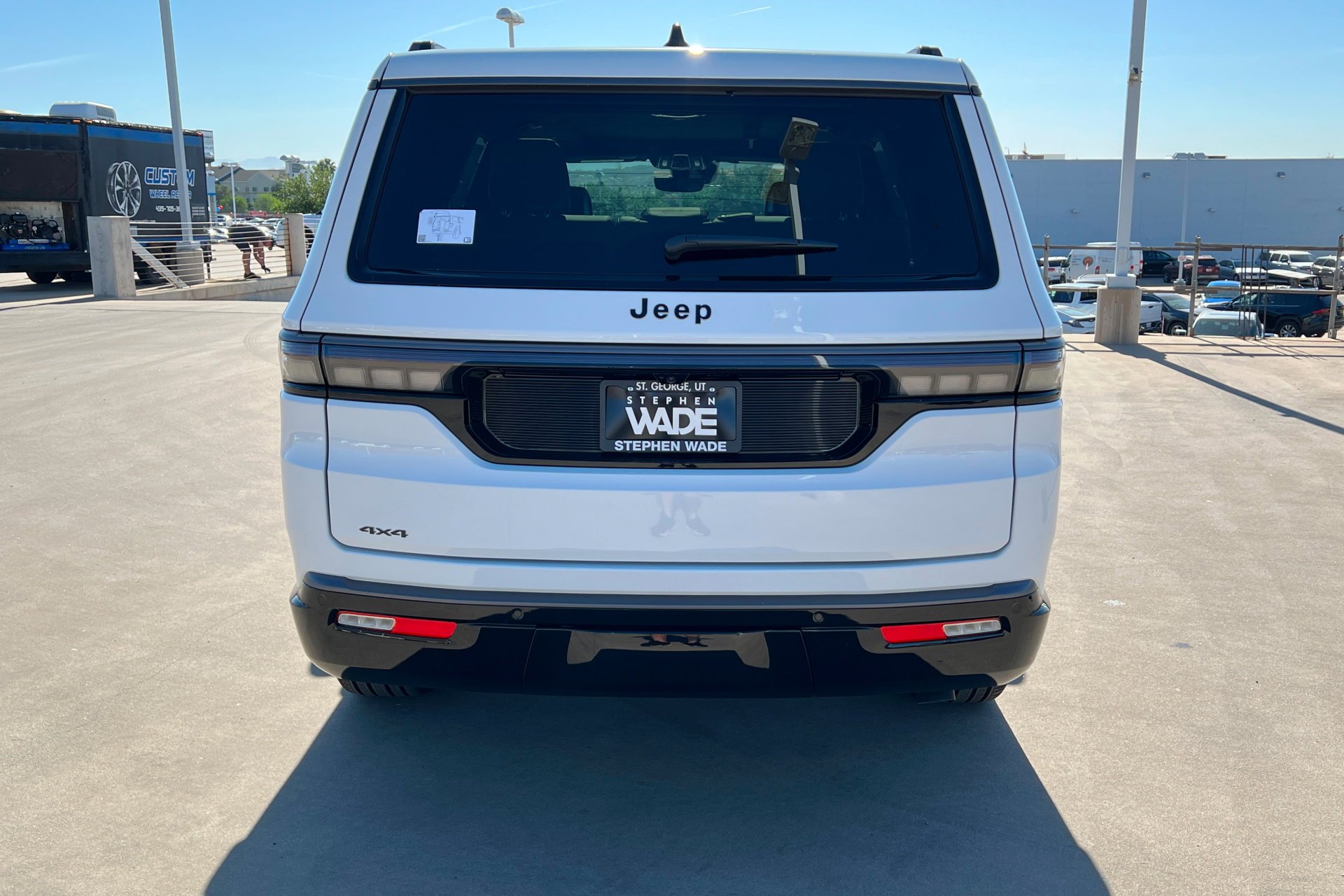 New 2026 Bright White Clear-Coat Exterior Paint Jeep Limited Reserve image 5