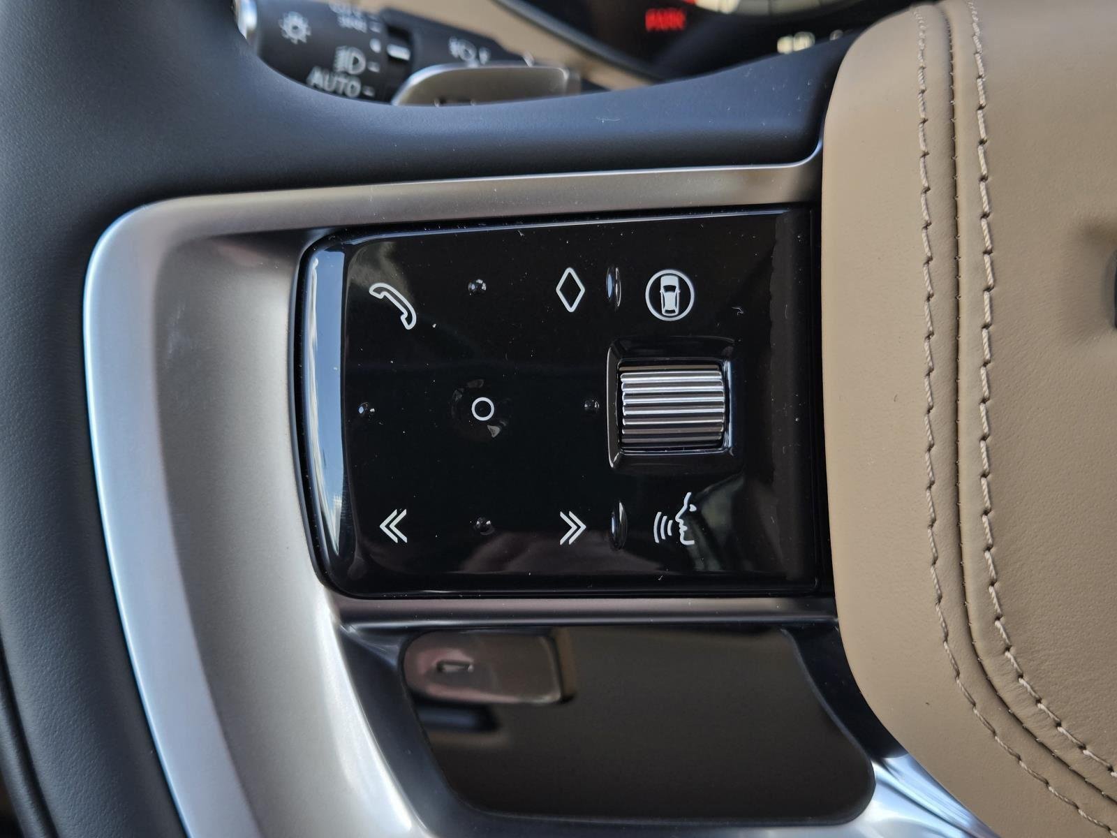 New 2025 Fuji White Land Rover SE image 17